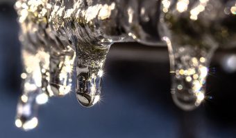Thawing frozen water pipes and drains in cold weather